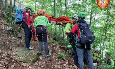 Cade lungo il sentiero verso la falesia di Andonno, recuperato dal Soccorso Alpino