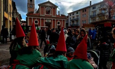 Gli elfi e Babbo Natale pronti ad accogliere i bimbi nel Natale di Boves