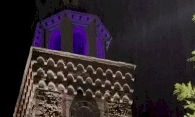 Busca ha illuminato di viola la torre della Rossa per la Giornata Mondiale della Prematurità