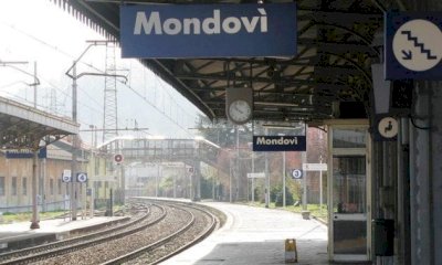 Disagi, ritardi, cancellazioni: i Sindaci della Torino-Savona in stazione insieme ai pendolari