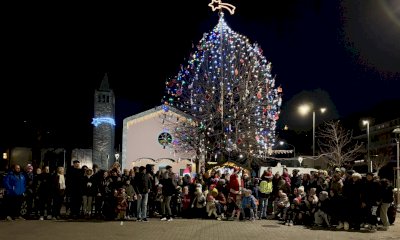 A Rifreddo accesi l’albero di Natale e la Casa degli Elfi