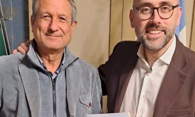 Il libro di Aldo Mola sulla storia dell'amministrazione provinciale donato a Luca Robaldo