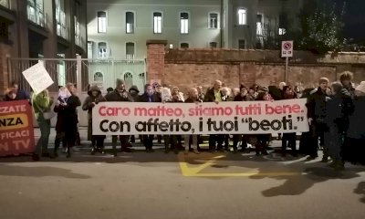 Bassetti contestato a Cuneo, striscioni e cori alla presentazione del libro