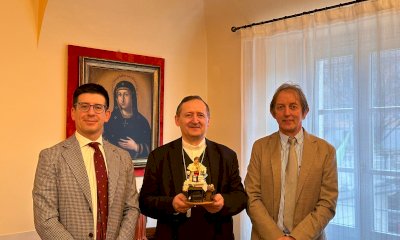 Confartigianato e Coldiretti hanno consegnato  una statuina per il presepe al Vescovo di Saluzzo