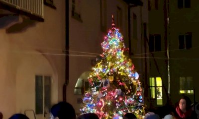 Savigliano, acceso l'albero di Natale di Oasi Giovani