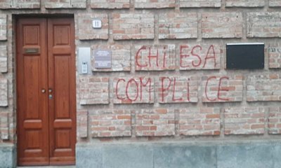 Atti vandalici contro Diocesi, Lega e Fratelli d'Italia: la condanna del sindaco di Alba