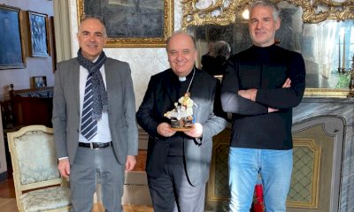 Confartigianato e Coldiretti hanno consegnato una statuina per il Presepe al Vescovo di Alba