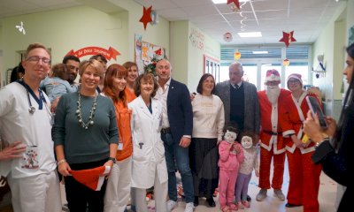 Babbo Natale ha dispensato doni ai bambini del