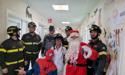 I Vigili del Fuoco hanno portato Babbo Natale e i supereroi nel reparto di Pediatria di Savigliano