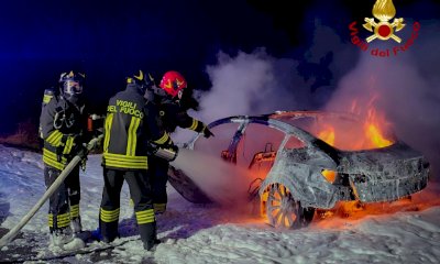 Auto elettrica a fuoco a Narzole: impegnativo intervento dei pompieri