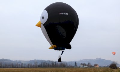 La mongolfiera-pinguino di Andrew Holly vince il premio del Raduno Aerostatico di Mondovì