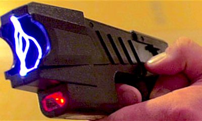Colpito col taser dopo un controllo di polizia, si ritrova a processo per resistenza
