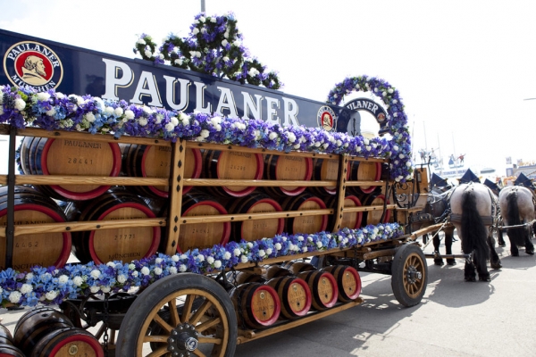 Sfilata del carro ufficiale Paulaner a Torino per la promozione del brand e dell’Oktoberfest Cuneo