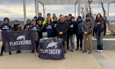 A Fossano l’associazione Plastic Free ha ripulito piazza Vittorio Veneto