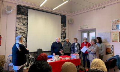 Racconigi: il Comune sostiene il corso di italiano per stranieri con una donazione di cancelleria