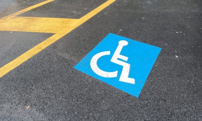 “Non parcheggiare sul posto dei disabili”: scoppia la baruffa tra i clienti di un bar