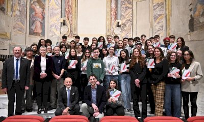 Cuneo, l'amministrazione comunale ha consegnato una copia della Costituzione ai neo diciottenni