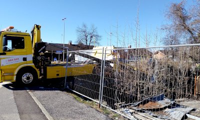 Cuneo, auto fuori dalla carreggiata alla rotonda del Big Store