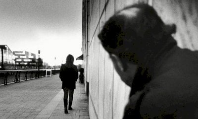 Pedinamenti e una microspia per tornare assieme: 
