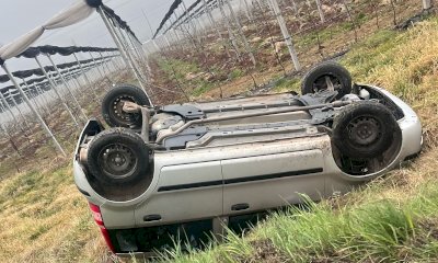 Auto ribaltata alla rotonda di Dronero
