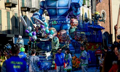 Migliaia di persone hanno invaso il centro storico di Saluzzo per la sfilata del Carnevale