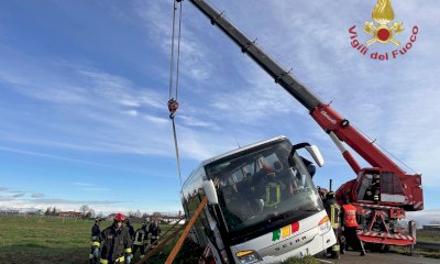 Bus in bilico sul bordo della carreggiata: intervento dei Vigili del Fuoco a Villafalletto