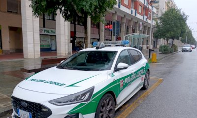 Ubriaco, dà in escandescenze e insulta gli agenti: fermato dalla Polizia Locale