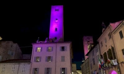 Alba: le luci delle torri illuminate lilla per la Giornata Nazionale del “Fiocchetto Lilla”