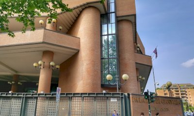 Il detenuto aggredisce gli agenti penitenziari in tribunale: “Portatemi in pronto soccorso”