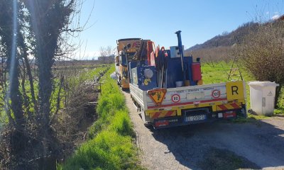 Alba, intervento di bonifica sul Rio Magliani dopo l'abbandono di cinque fusti di olio esausto