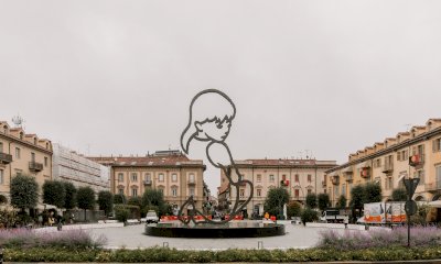 Si accendono per la prima volta le luci della scultura “Alba” in piazza Michele Ferrero